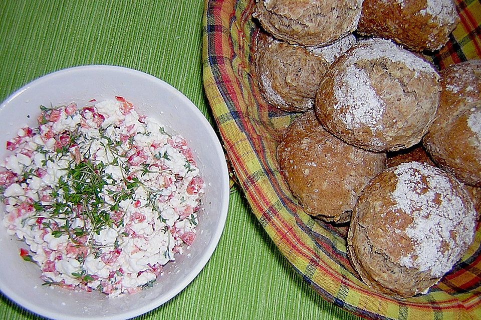 Dinkel-Nuss Brötchen mit buntem Hüttenkäse