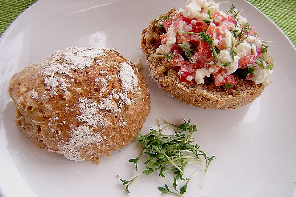 Dinkel-Nuss Brötchen mit buntem Hüttenkäse