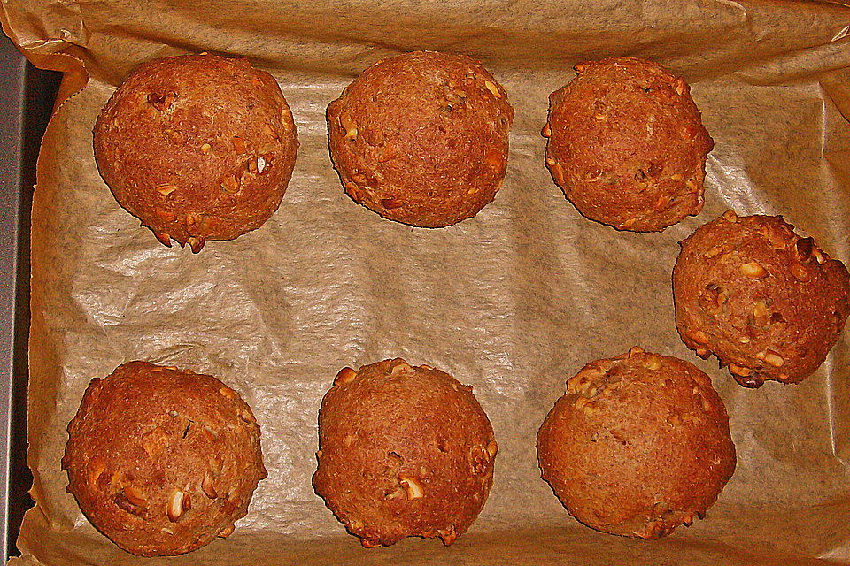 Dinkel-Nuss Brötchen mit buntem Hüttenkäse