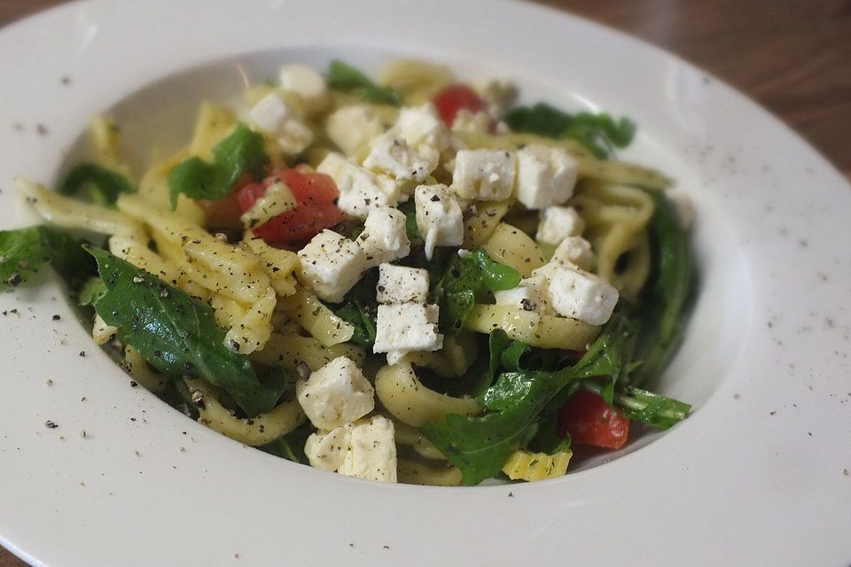 Nudelsalat mit Rucola und Tomaten Nudelsalat mit Rucola und Tomaten