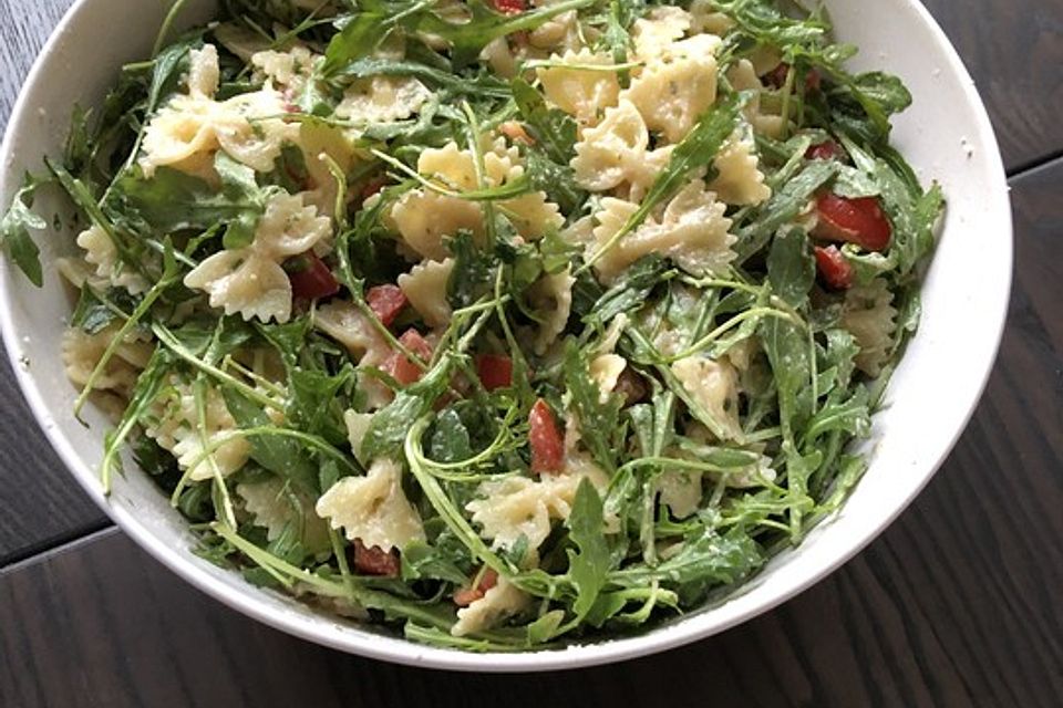 Nudelsalat mit Rucola und Tomaten Nudelsalat mit Rucola und Tomaten