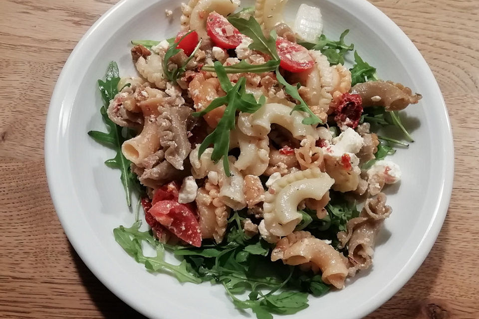 Nudelsalat mit Rucola und Tomaten Nudelsalat mit Rucola und Tomaten