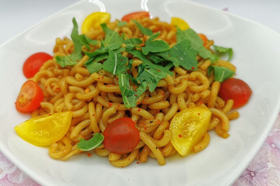 Nudelsalat mit Rucola und Tomaten Nudelsalat mit Rucola und Tomaten