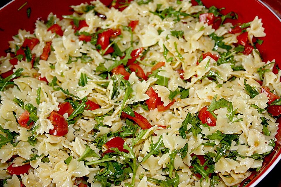 Nudelsalat mit Rucola und Tomaten Nudelsalat mit Rucola und Tomaten