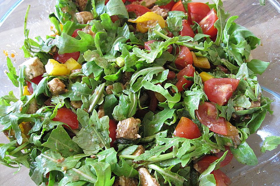 Nudelsalat mit Rucola und Tomaten Nudelsalat mit Rucola und Tomaten