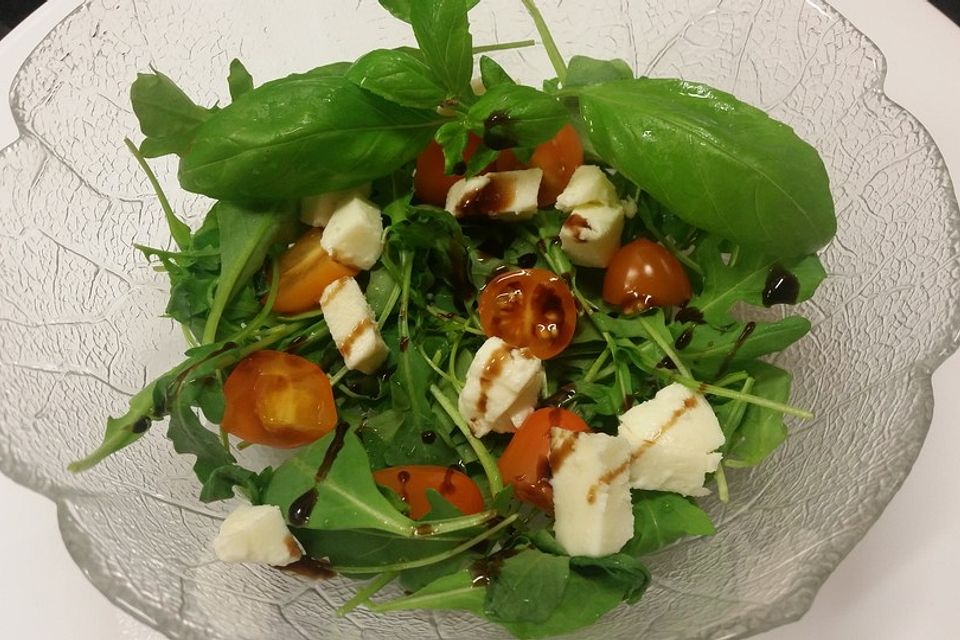 Rucolasalat mit Tomaten, Mozzarella und Balsamicocreme