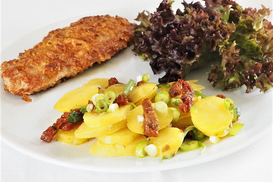 Kartoffelsalat mit Bärlauch und getrockneten Tomaten