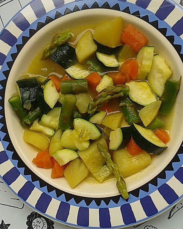 Gemüsesuppe mit grünem Spargel