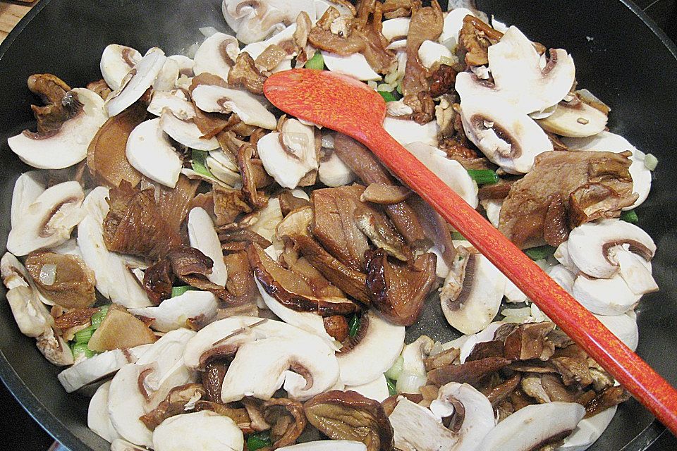 Spaghetti mit Steinpilz-Champignon-Sahnesauce