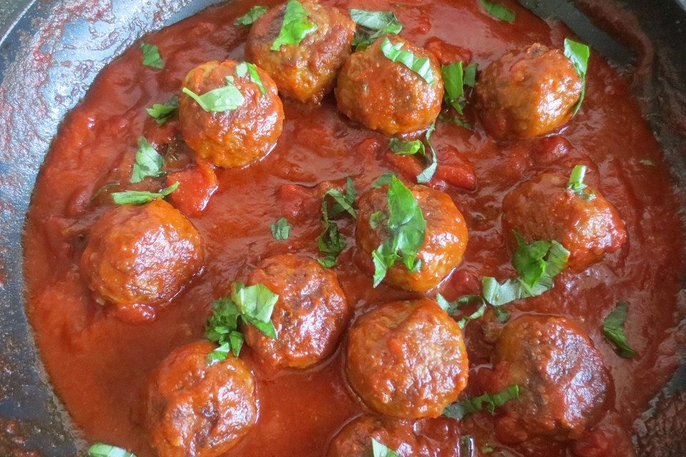 Überbackene Hackbällchen im Tomaten-Basilikumsauce