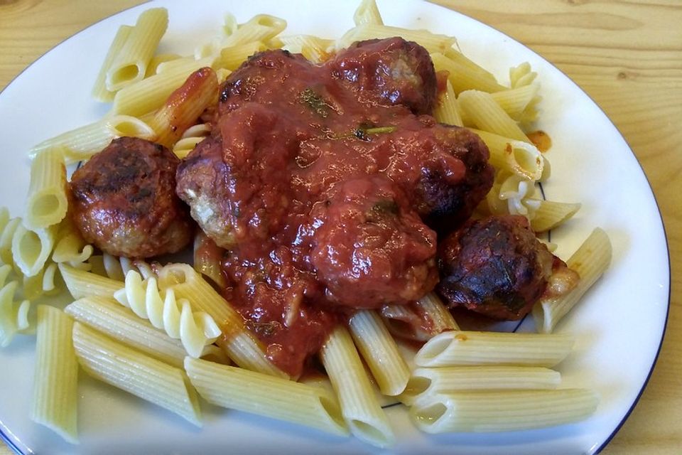 Überbackene Hackbällchen im Tomaten-Basilikumsauce