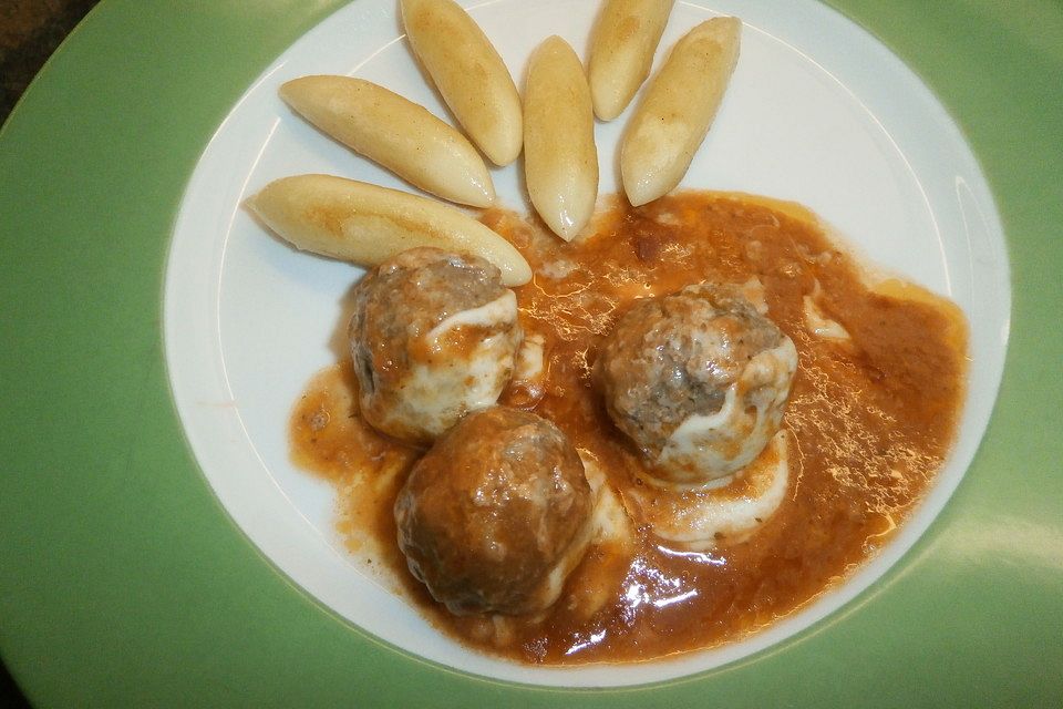 Überbackene Hackbällchen im Tomaten-Basilikumsauce