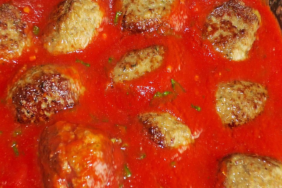 Überbackene Hackbällchen im Tomaten-Basilikumsauce