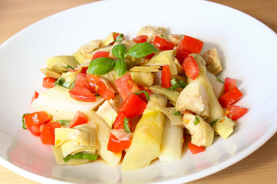 Spargelsalat mit Artischocken-Tomaten-Dressing