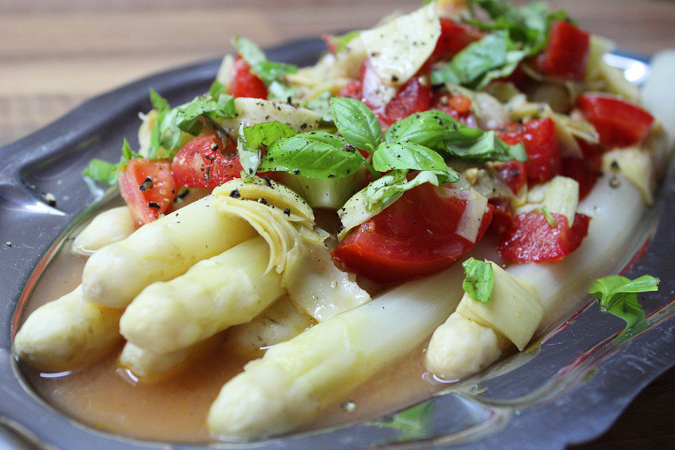 Spargelsalat mit Artischocken-Tomaten-Dressing