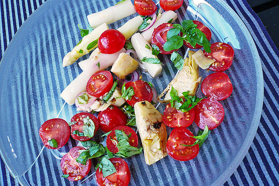 Spargelsalat mit Artischocken-Tomaten-Dressing