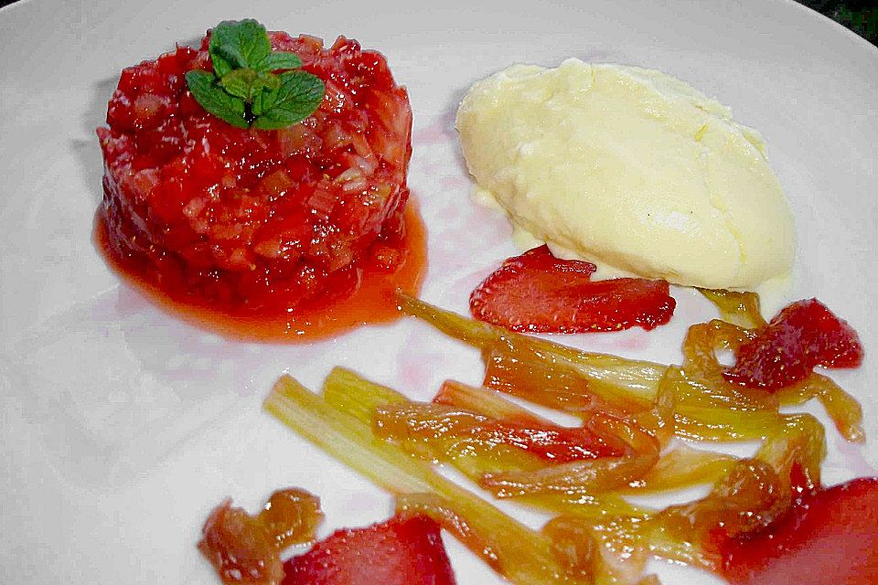 Carpaccio und Tatar von Erdbeeren und Rhabarber mit Vanilleeis