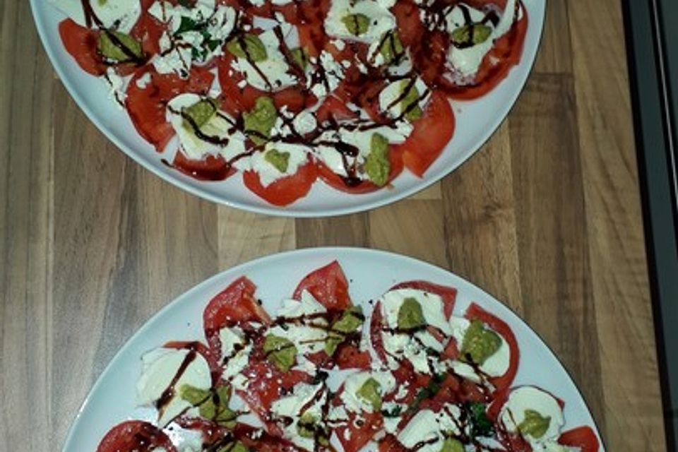 Tomaten - Mozzarella - Salat mit Garnelen