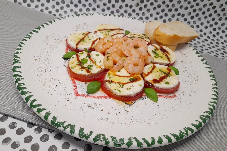 Tomaten - Mozzarella - Salat mit Garnelen