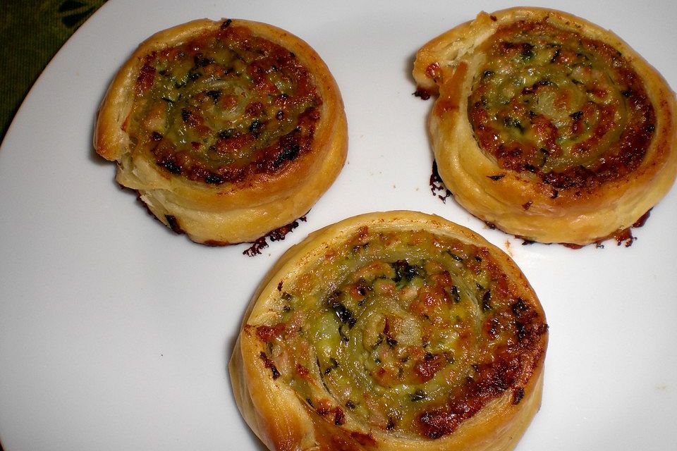 Blätterteigschnecken mit Bärlauch Blätterteigschnecken mit Bärlauch