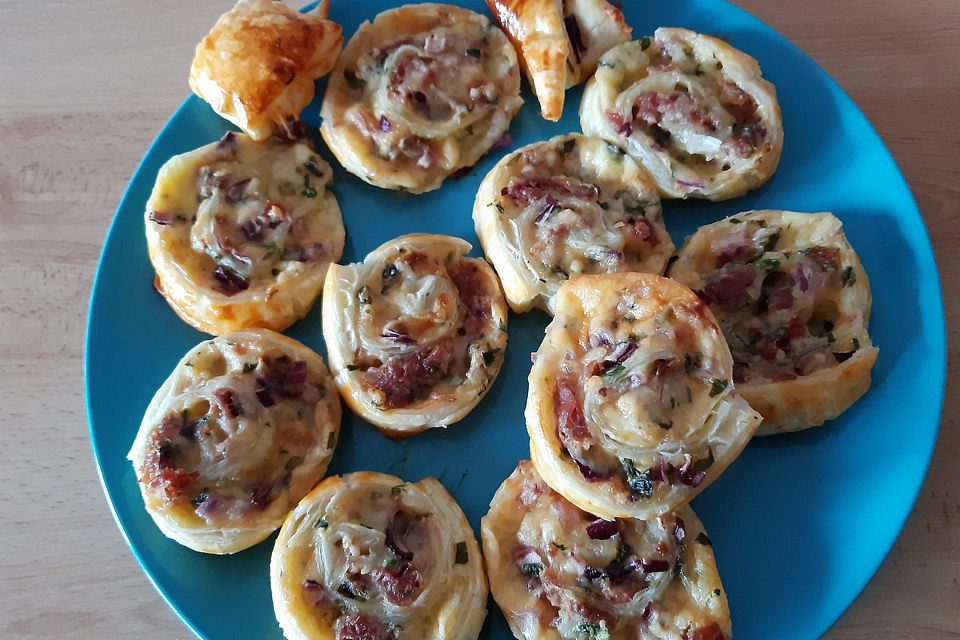 Blätterteigschnecken mit Bärlauch Blätterteigschnecken mit Bärlauch