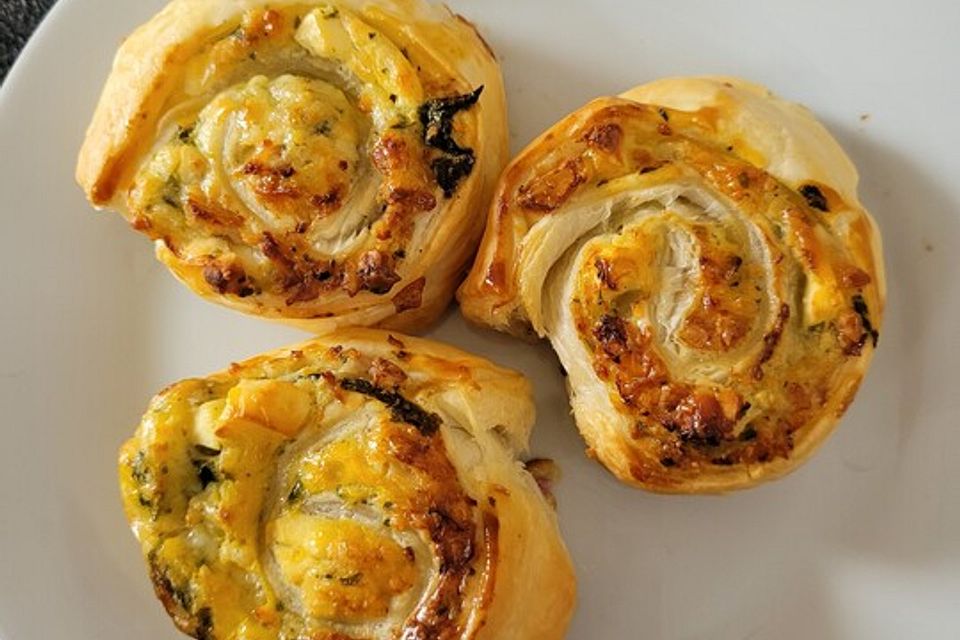 Blätterteigschnecken mit Bärlauch Blätterteigschnecken mit Bärlauch
