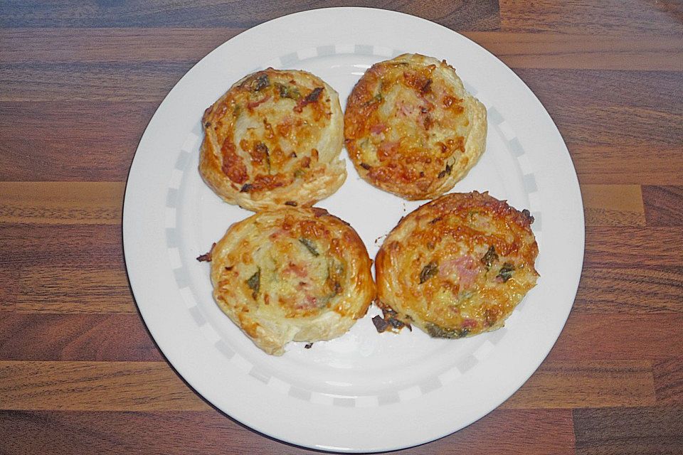 Blätterteigschnecken mit Bärlauch Blätterteigschnecken mit Bärlauch