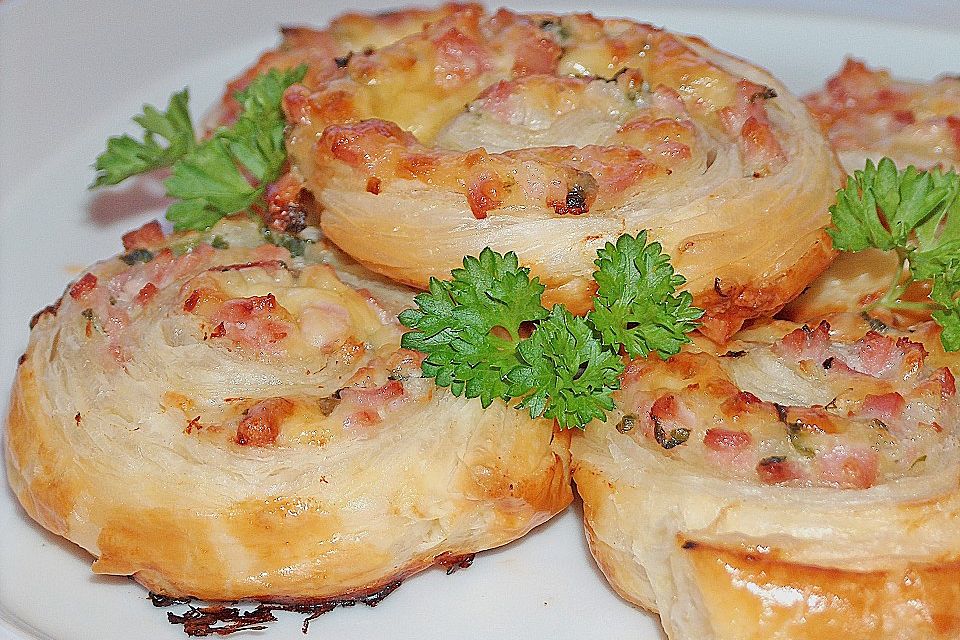 Blätterteigschnecken mit Bärlauch Blätterteigschnecken mit Bärlauch