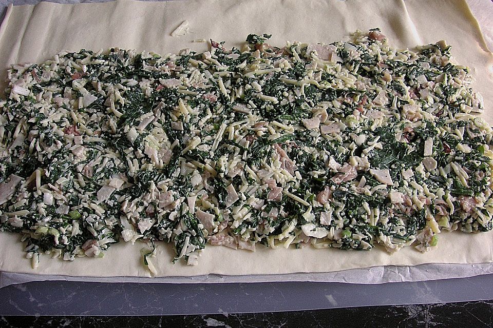 Blätterteigschnecken mit Bärlauch Blätterteigschnecken mit Bärlauch