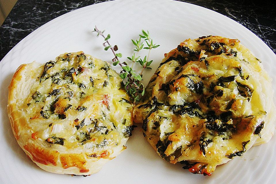 Blätterteigschnecken mit Bärlauch Blätterteigschnecken mit Bärlauch