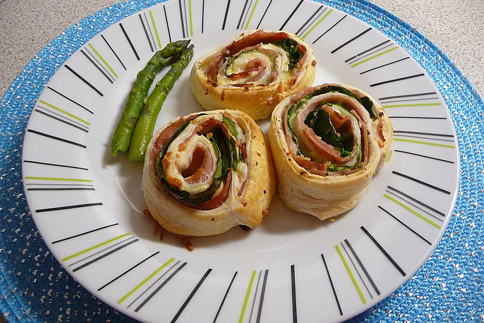 Blätterteigschnecken mit Bärlauch Blätterteigschnecken mit Bärlauch