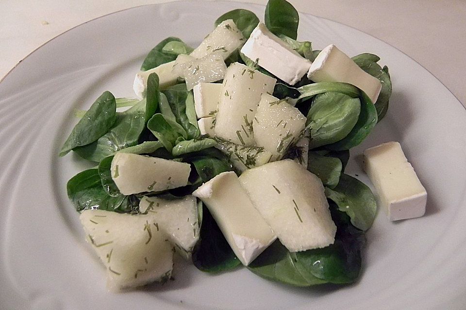 Feldsalat mit Birne und Camembert