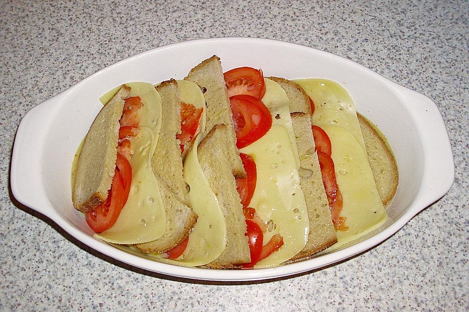 Brotauflauf mit Tomaten und Raclettekäse Brotauflauf mit Tomaten und Raclettekäse