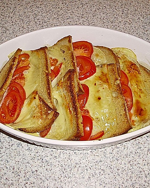 Brotauflauf mit Tomaten und Raclettekäse