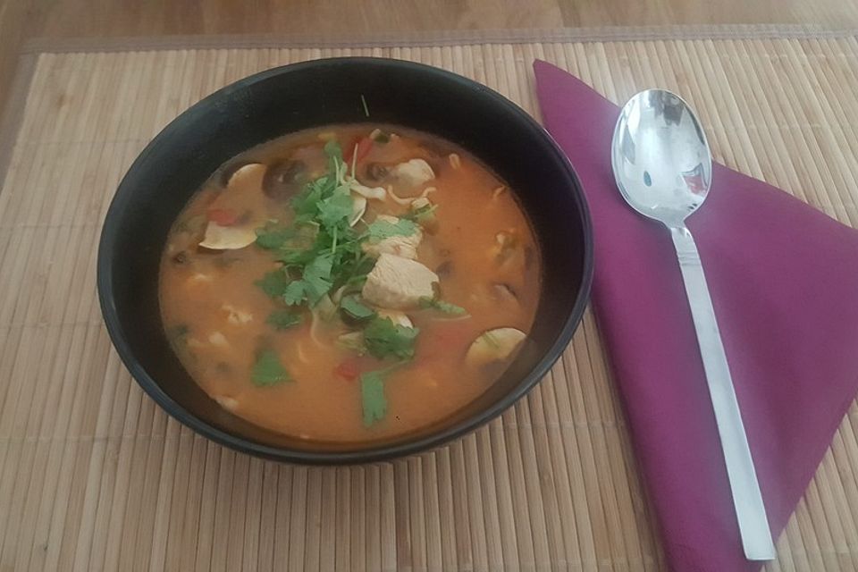 Pikante Thai-Suppe mit Kokos und Hühnchen