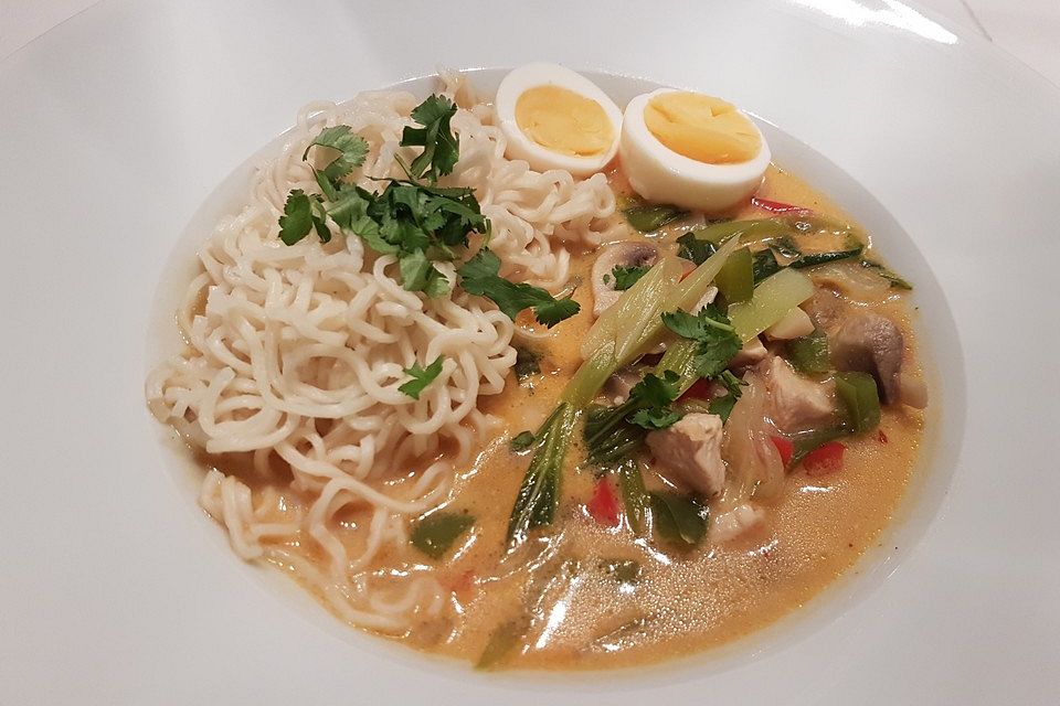 Pikante Thai-Suppe mit Kokos und Hühnchen