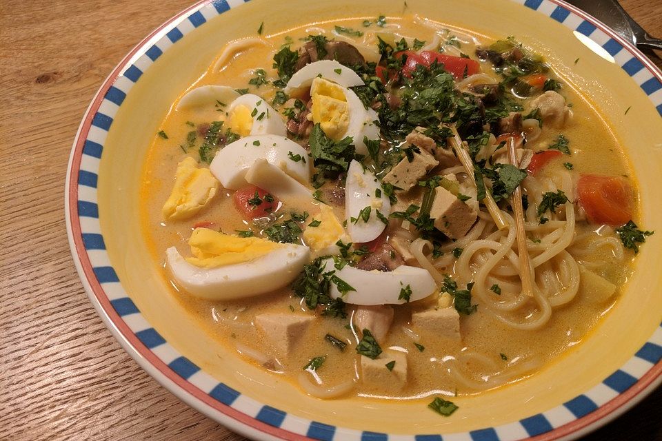 Pikante Thai-Suppe mit Kokos und Hühnchen