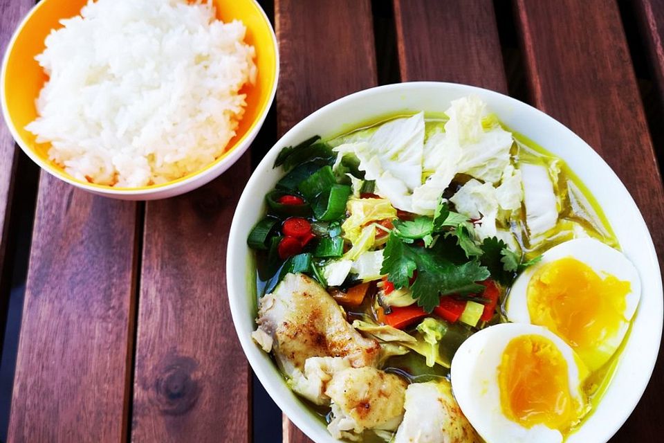 Pikante Thai-Suppe mit Kokos und Hühnchen