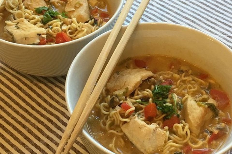 Pikante Thai-Suppe mit Kokos und Hühnchen