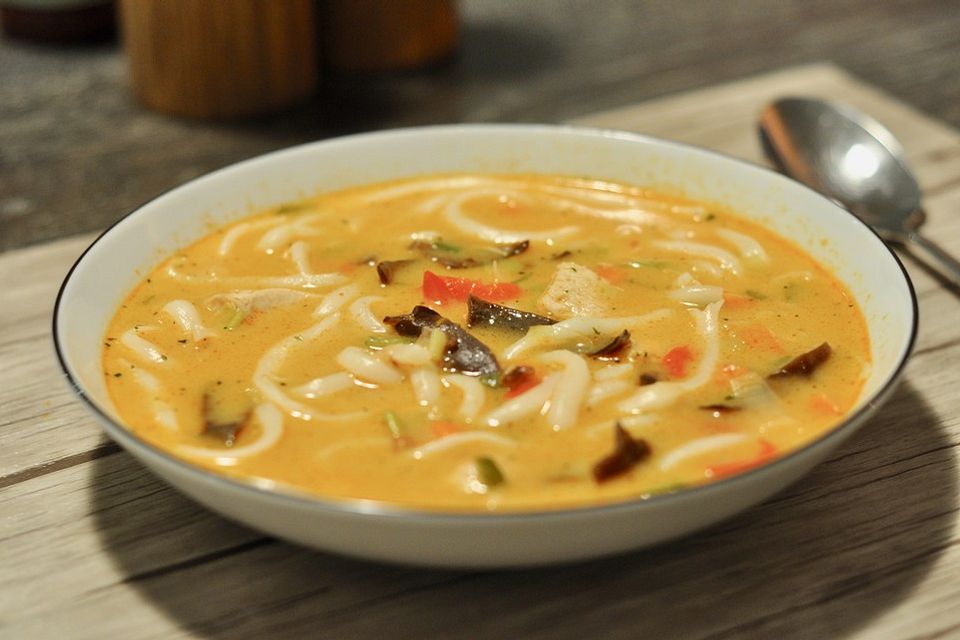 Pikante Thai-Suppe mit Kokos und Hühnchen