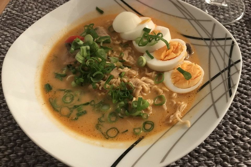 Pikante Thai-Suppe mit Kokos und Hühnchen