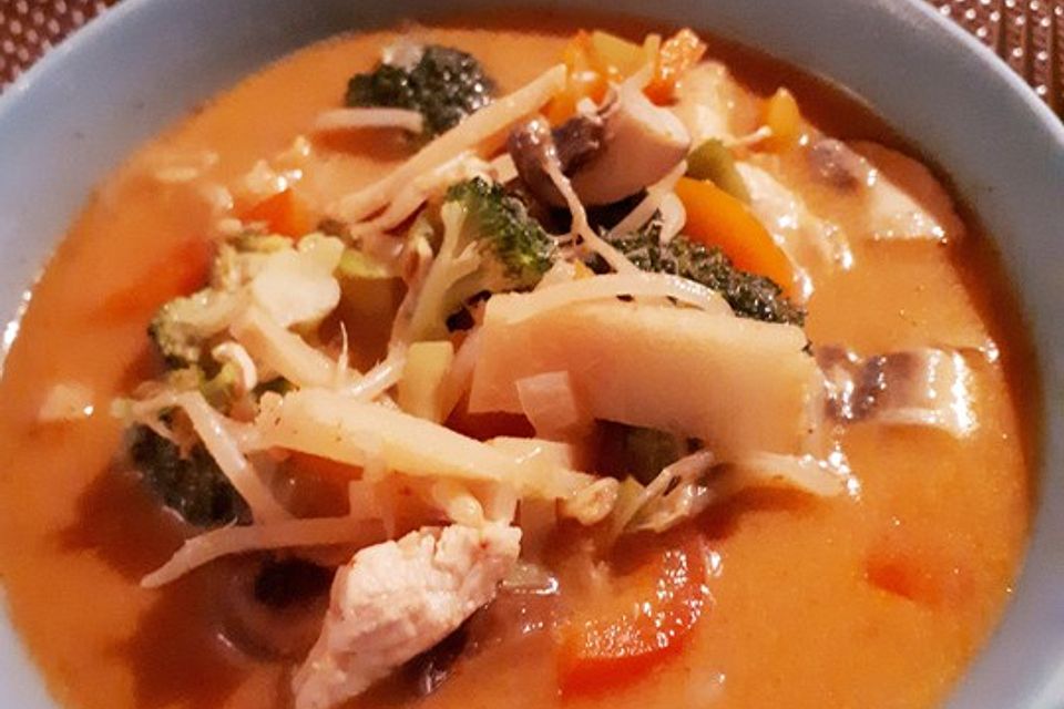 Pikante Thai-Suppe mit Kokos und Hühnchen