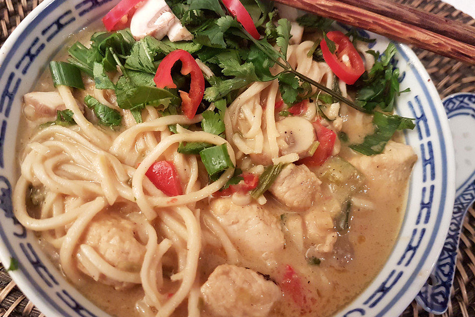 Pikante Thai-Suppe mit Kokos und Hühnchen