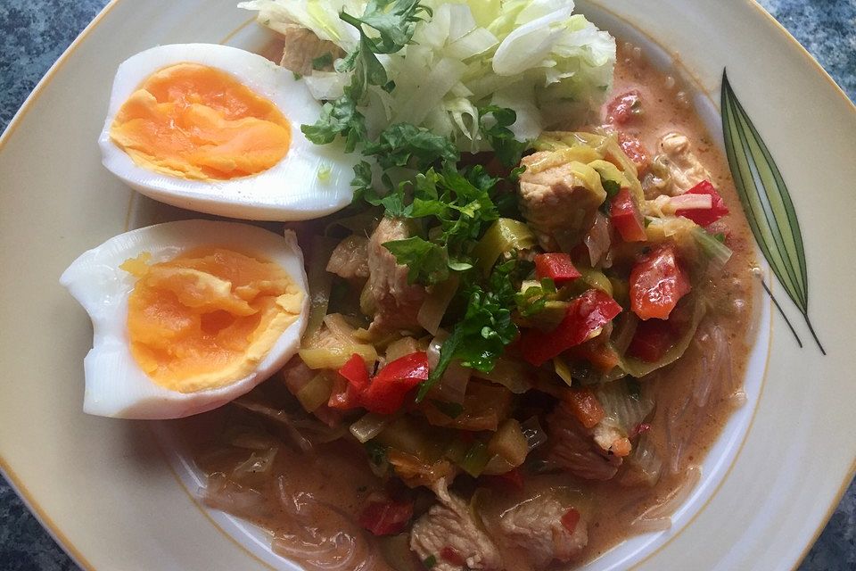 Pikante Thai-Suppe mit Kokos und Hühnchen