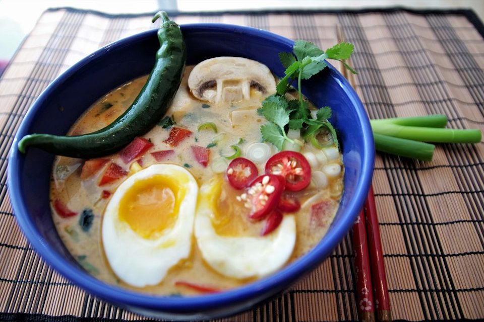 Pikante Thai-Suppe mit Kokos und Hühnchen