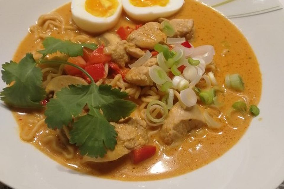 Pikante Thai-Suppe mit Kokos und Hühnchen