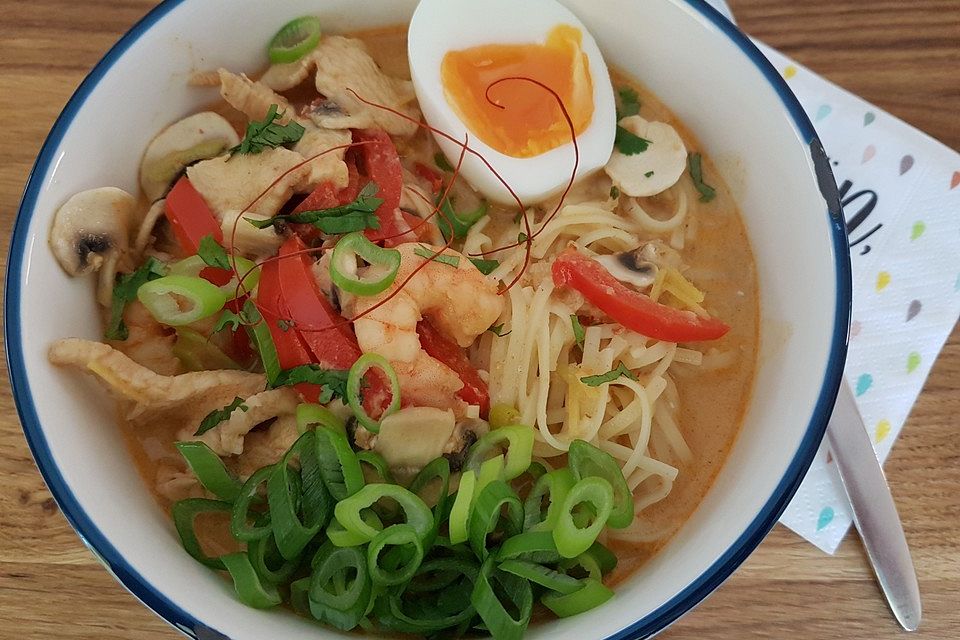 Pikante Thai-Suppe mit Kokos und Hühnchen