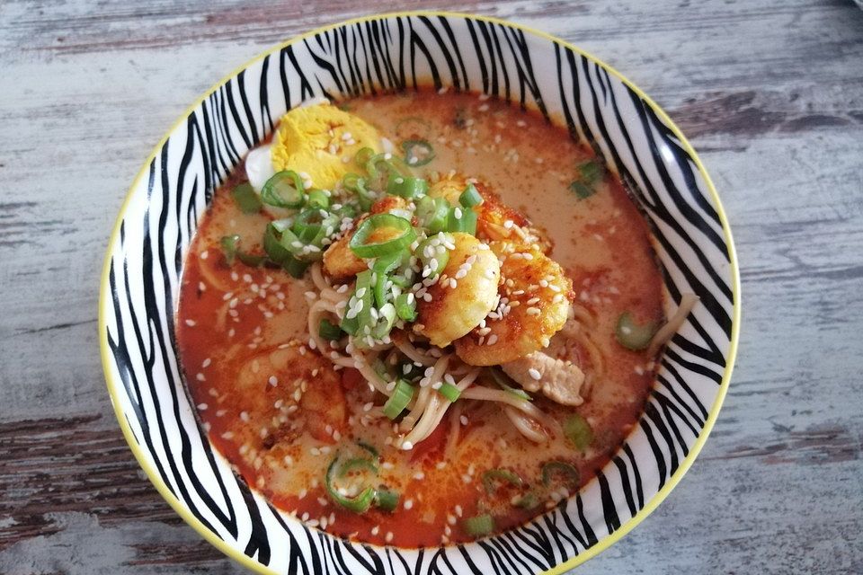 Pikante Thai-Suppe mit Kokos und Hühnchen