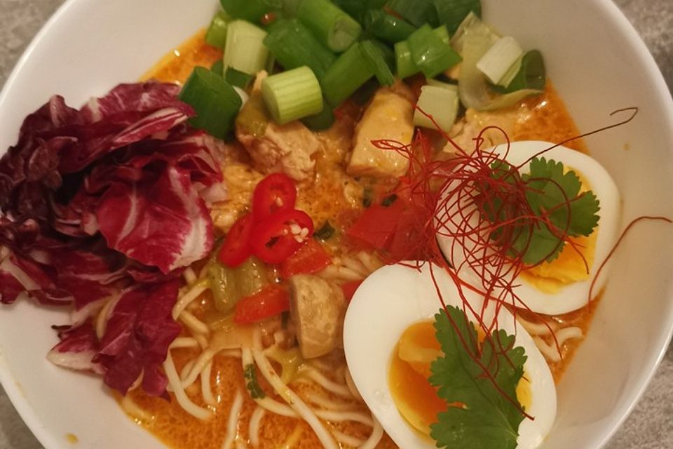 Pikante Thai-Suppe mit Kokos und Hühnchen