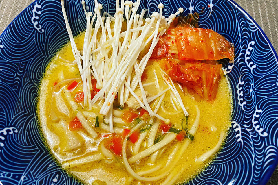 Pikante Thai-Suppe mit Kokos und Hühnchen